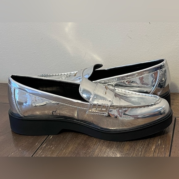 NWOT Worthington Silver Penny Loafers Womens size 9 - Picture 4 of 11